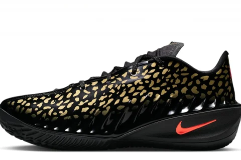 Nike G.T. Cut 4 'Victor Wembanyama' "Zwart Metallic Gold Bright Crimson" Schoenen